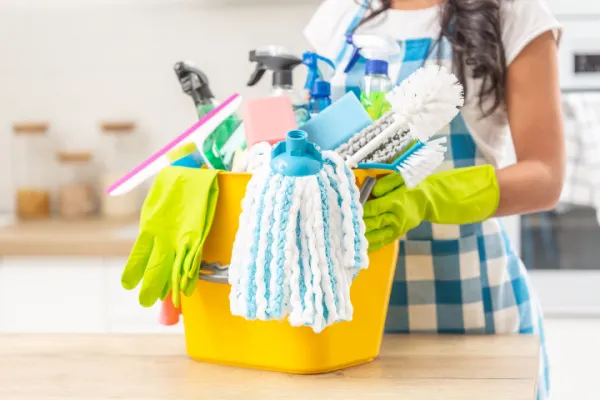 https://www.mollymaid.com/us/en-us/molly-maid/_assets/expert-tips/images/mly-clean-house-pro-main.webp