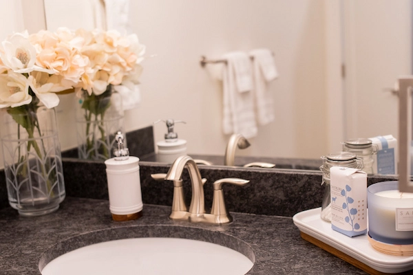 How to Decorate a Guest Bathroom So Guests Feel Pampered | Molly Maid